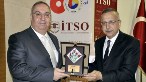 Hayrettin Kaplan, ITSO Başkanı Metin Anıl'a plaket sundu (Foto: Şaban Kılıçcı / AA)