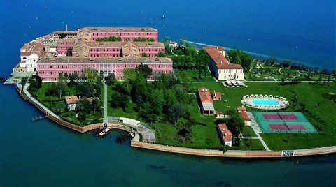 Venedik’te Ada Aldı, ama Bürokrasiden Şikayetçi