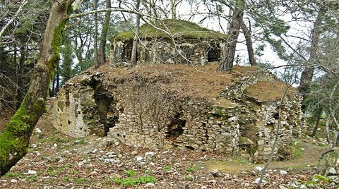 Antik Manastır İlgisizlikten Yıkılmayı Bekliyor!