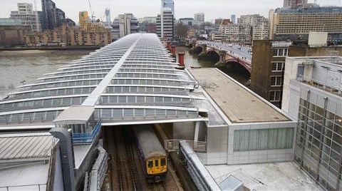 Londra'da Dünyanın En Büyük Güneş Enerjili Köprüsü!