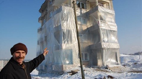 Sibirya Soğuklarına Karşı Binasını Naylonla Kapladı!
