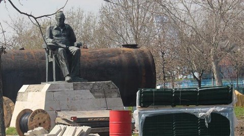 Yaşar Kemal Heykeli, Moloz Yığınları Arasında Kaldı