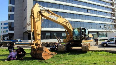 Kepçenin Önüne Oturdu, Çalışmayı Önledi