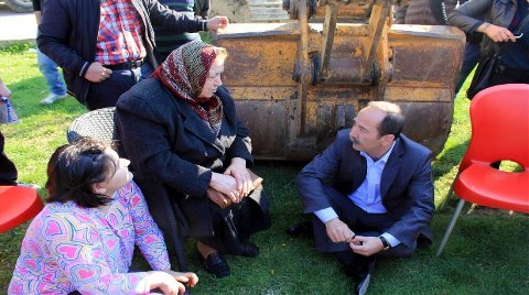 Kepçenin Önüne Oturdu, Çalışmayı Önledi