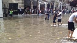 Şiddetli Yağış İstiklal Caddesi'ni 'Göl'e Döndürdü