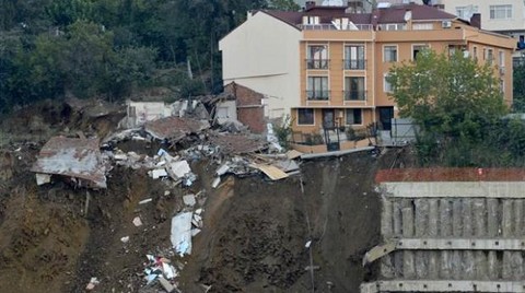 İstinat Duvarı Çöktü, İki Gecekondu Yıkıldı