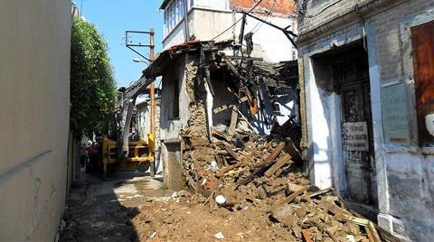 Konak'ta Metruk Binalar Tek Tek Yıkılıyor