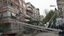 İstanbul'da Bir Binanın Üzerine İnşaat Makinesi Devrildi