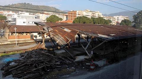 Tarihi Yapı Kurtarılmayı Bekliyor