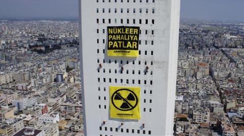 En Yüksek Binadaki Afiş: Nükleer Pahalıya Patlar
