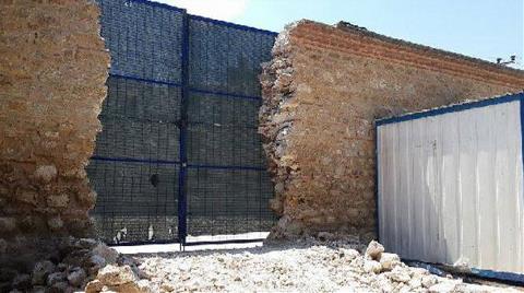 Tarihi Duvarı Yıktılar, Kapı Yaptılar