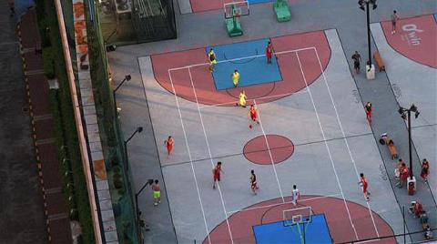 Terası Basketbol Sahası Yaptılar