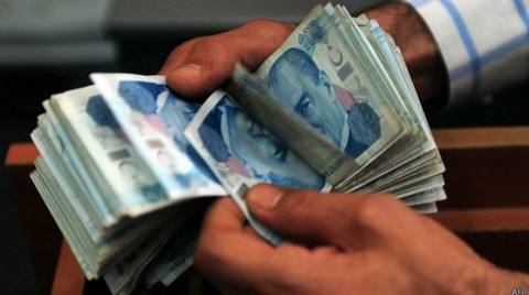 FT: Türk Lirası'ndaki Kayıplar Devam Edebilir