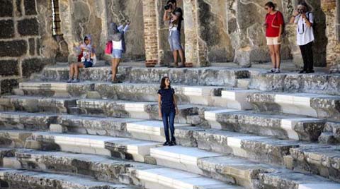 Aspendos Restorasyonuna 'Mutfak Mermeri' Eleştirisi