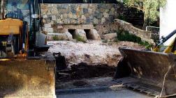 2 Bin 100 Yıllık Tarihi Mezarlar Kepçeyle Tahrip Edildi