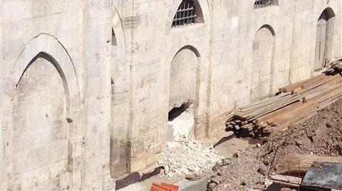 Mimar Sinan'ın 450 Yıllık Sokollu Mehmed Paşa Camisi'ni Deldiler