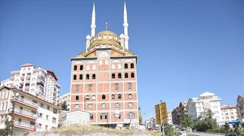 Ankara'da Mimari Harikası Apartman Üstü Cami!