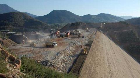 Köyünü Taşıyana Hem Ev Hem de Tarım Arazisi