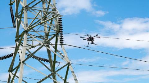 Elektrik Tellerini Ateş Çıkaran Drone’lar ile Temizliyorlar