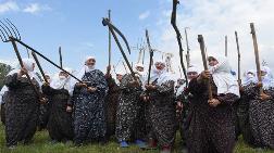 Meralarındaki İnşaata Karşı Kadınlardan Tırpanlı Protesto