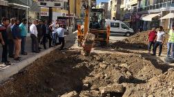 Tarihi Taş Şikayet Üzerine Yolun Altından Çıkarıldı