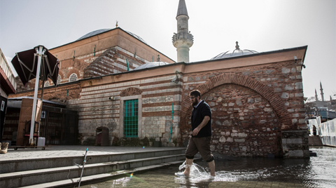 Tarihi Caminin Bahçesini Deniz Anaları Bastı!