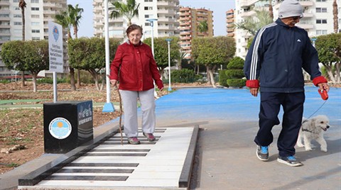 Ayak Piyanosu Görenleri Şaşırtıyor