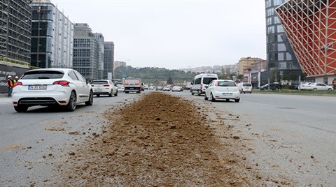 Kamyondan Dökülen Hafriyat Yolu Kapadı