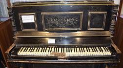 350 Yıllık Piyanoya Ziyaretçi Akını