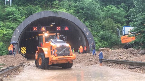 Karadeniz Sahil Yolu'nda Ulaşıma Heyelan Engeli