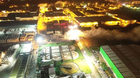 Yıldırım Düşen Fabrika Alev Alev Yandı