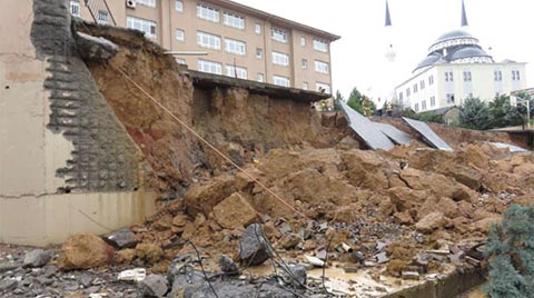 Sancaktepe'de Bir Okulun İstinat Duvarı Çöktü