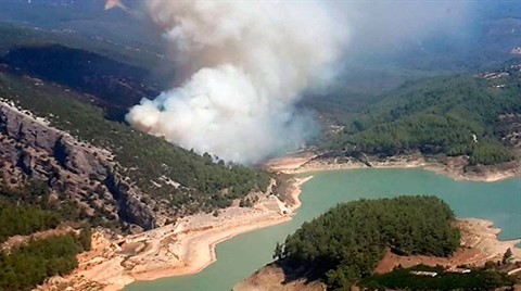 Antalya'da Korkutan Orman Yangını