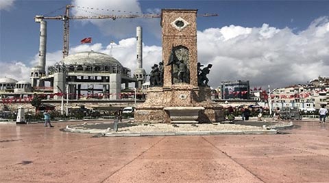 Taksim Cumhuriyet Anıtı’na Büyük Ayıp