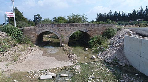 Tarihi Köprüye Hem Asfalt Hem Beton Döktüler