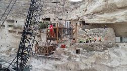 Hasankeyf’te Tarihi Kale Kapısı Taşındı