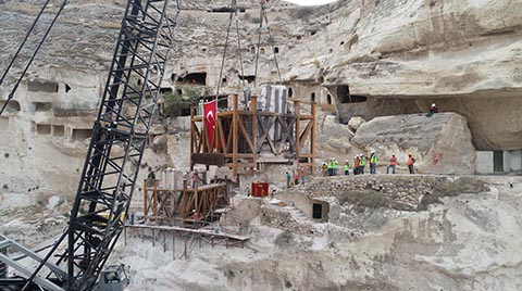 Hasankeyf’te Tarihi Kale Kapısı Taşındı