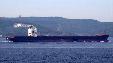 Gövdesi Hasarlı Gemi Çanakkale Boğazı'ndan Geçti