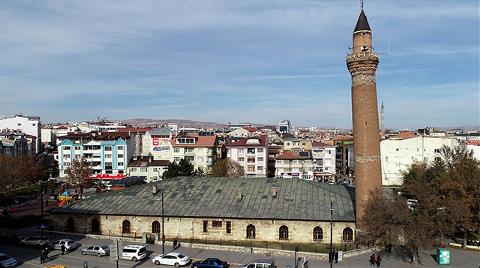 Tarihi Ulu Cami'nin Minaresi Yapılışından Eğri