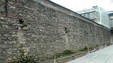 Dolmabahçe Sarayı'nın Duvarından Taşlar Dökülüyor