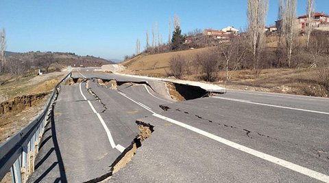 Kütahya'da Çöken Yol, 12 Evde Hasara Yol Açtı