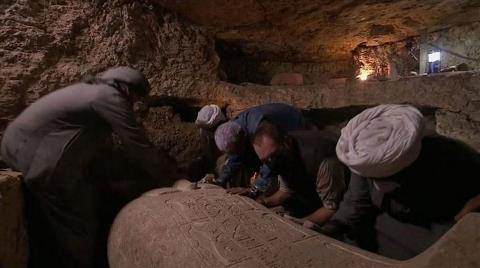 Mısır'da 2 Bin 500 Yıllık Mumya Mezarı Canlı Yayında Açıldı
