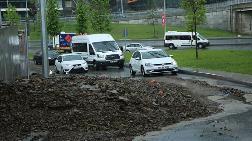 Sarıyer'de Toprak Kayması: Yol Trafiğe Kapatıldı