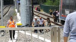 Marmaray Arıza Yaptı; Vatandaşlar Raylarda Yürüdü