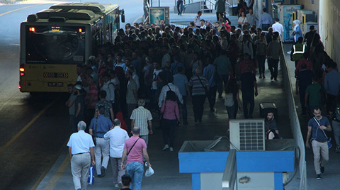 İstanbul'da Metrobüs Duraklarında Yoğunluk Yaşanıyor