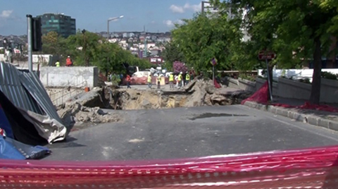 Bahçelievler'de Yol Çöktü