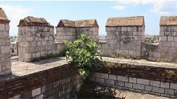 Tarihi İstanbul Surları Yazı Tahtasına Döndü 
