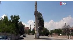 Aksaray'da Yol Ortasında Camisiz Minare