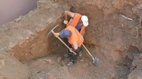 Yıkılma Tehlikesi Nedeniyle Boşaltılan Binaya Duvar Örülüyor