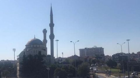 Avcılar’da Caminin Minaresi Yıkıldı